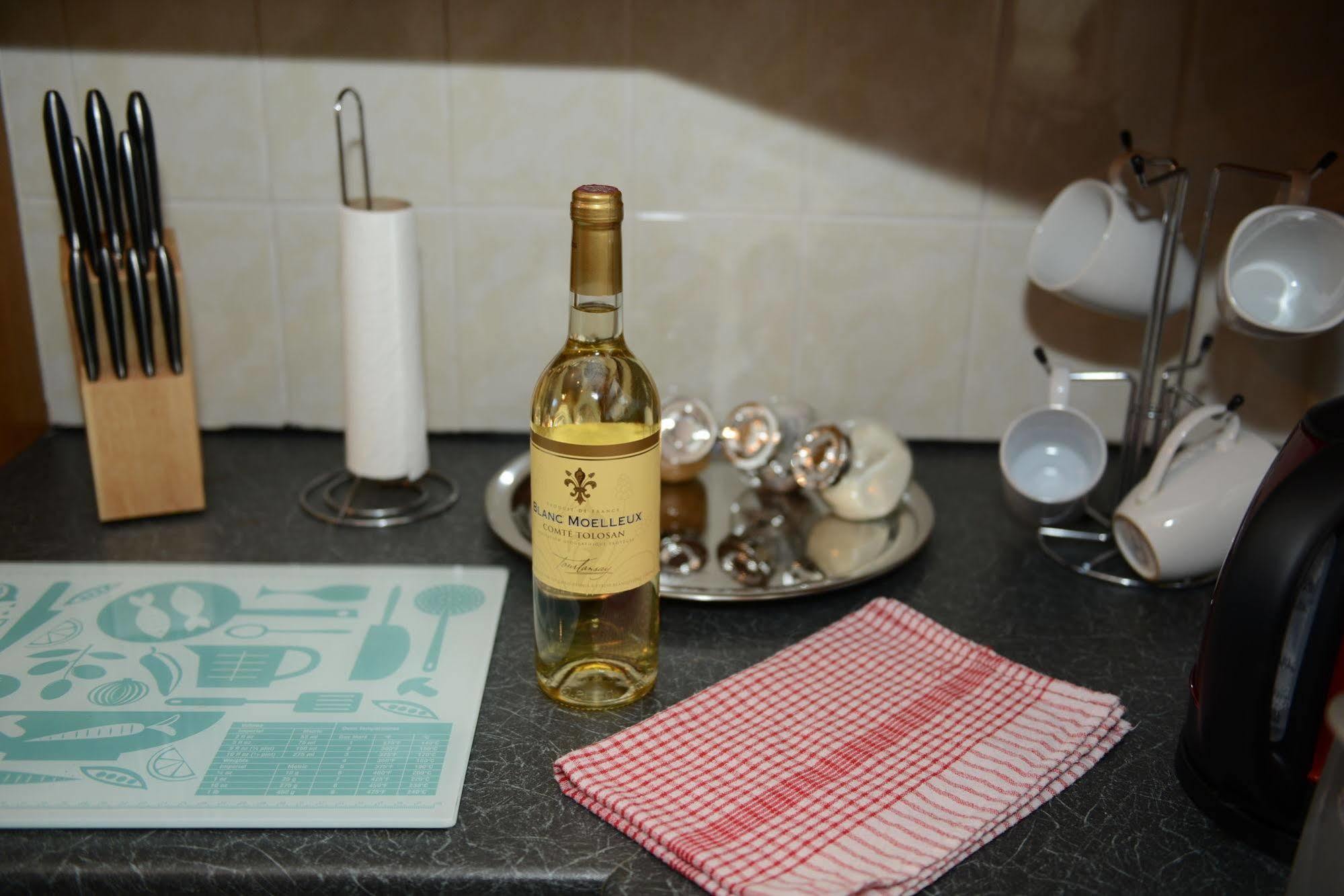F3 2 Bedroomed Town House - Free Parking - Super 150 Mbps Wifi Near Gavin N Stacey Film House - 1 Free Dog Allowed Barry Buitenkant foto