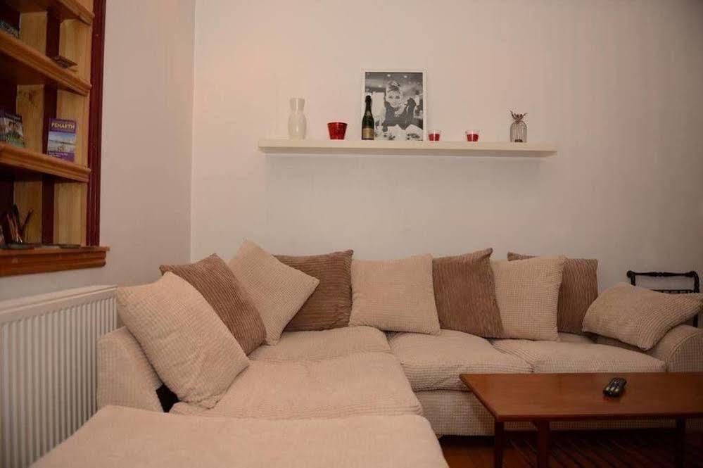F3 2 Bedroomed Town House - Free Parking - Super 150 Mbps Wifi Near Gavin N Stacey Film House - 1 Free Dog Allowed Barry Buitenkant foto