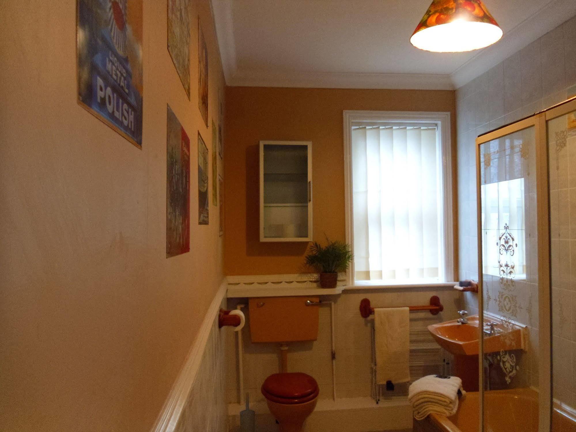 F3 2 Bedroomed Town House - Free Parking - Super 150 Mbps Wifi Near Gavin N Stacey Film House - 1 Free Dog Allowed Barry Buitenkant foto
